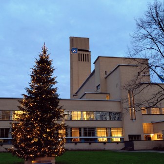 Raadhuis met kerstboom